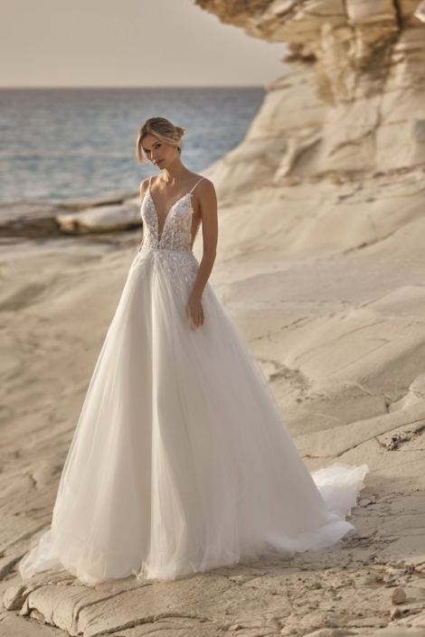 Robe de mariée «Caterina» de chez Sélestia Paris. Cette robe de mariée très couture est confectionnée tulle paillette avec une dentelle fleurie. Style Empire chic. Cette robe de mariée est disponible dans votre boutique Rêve d'un Jour à Yvetot