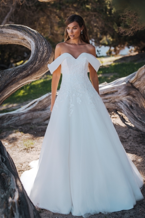 Robe de mariée «Kiera» de chez Sybelle Couture. Cette robe de mariée très couture est confectionnée tulle et en forme fourreau. Ces manches bateau lui donnent une allure très Chic. Cette robe de mariée est disponible dans votre boutique Rêve d'un Jour à Yvetot