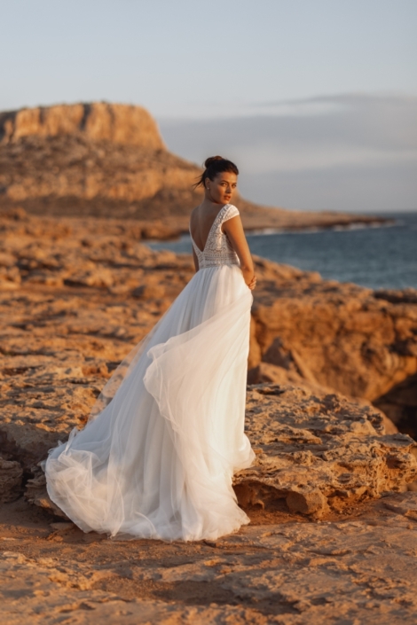 Robe de mariée «Emma» de chez Claudia Paris. Cette robe de mariée est confectionnée en dentelle crochet sur le buste et d’un tulle souple sur la jupe. Style Bohème Chic. Cette robe de mariée est disponible dans votre boutique Rêve d'un Jour à Yvetot