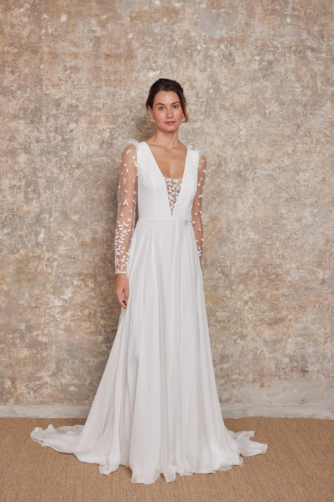 Robe de mariée «Nona» de chez Lambert Création. Cette robe de mariée en dentelle et crêpe et en création et fabrication 100% Français. Cette pépite est disponible dans votre boutique Rêve d'un Jour à Yvetot