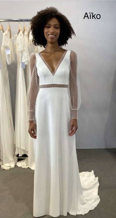 Robe de mariée «Aïko» de chez Lambert Création. Cette robe de mariée en dentelle et crêpe et en création et fabrication 100% Français. Cette pépite est disponible dans votre boutique Rêve d'un Jour à Yvetot