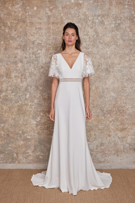 Robe de mariée «Agathe» de chez Lambert Création. Cette robe de mariée en dentelle et crêpe et en création et fabrication 100% Français. Cette pépite est disponible dans votre boutique Rêve d'un Jour à Yvetot