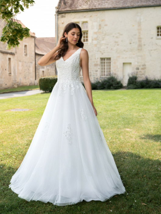 Robe de mariée «Zoé» de chez Framboise Paris. Cette robe de mariée est confectionnée en dentelle sur le buste et d’un tulle souple sur la jupe avec une fermeture en lacet. Style trapèze ou princesse selon le cerceau. Cette robe de mariée est disponible dans votre boutique Rêve d'un Jour à Yvetot