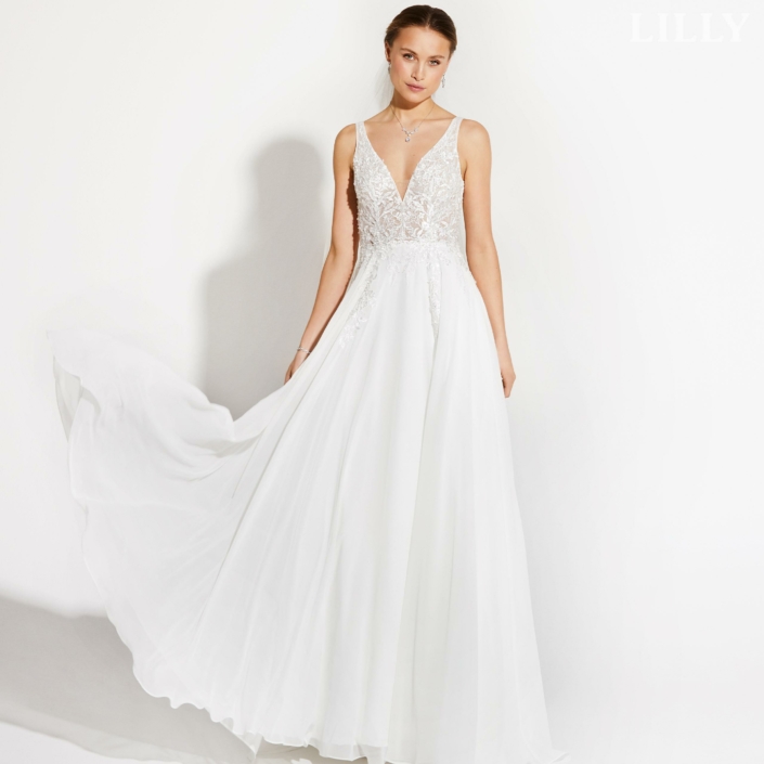 Robe de mariée «Clara» de chez Lilly. Cette robe de mariée se compose d’un buste en dentelle avec un dos en fermeture lacet et d’une jupe en mousseline. Style bohème chic. Cette robe de mariée est disponible dans votre boutique Rêve d'un Jour à Yvetot