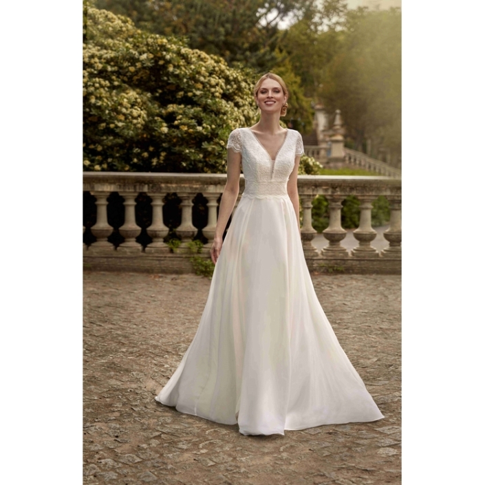 Robe de mariée «Livia» de chez Ellebeline Paris. Cette robe de mariée se compose d’un buste en dentelle avec un dos pleine en semi-transparence et d’une jupe en mousseline. Style bohème chic. Cette robe de mariée est disponible dans votre boutique Rêve d'un Jour à Yvetot