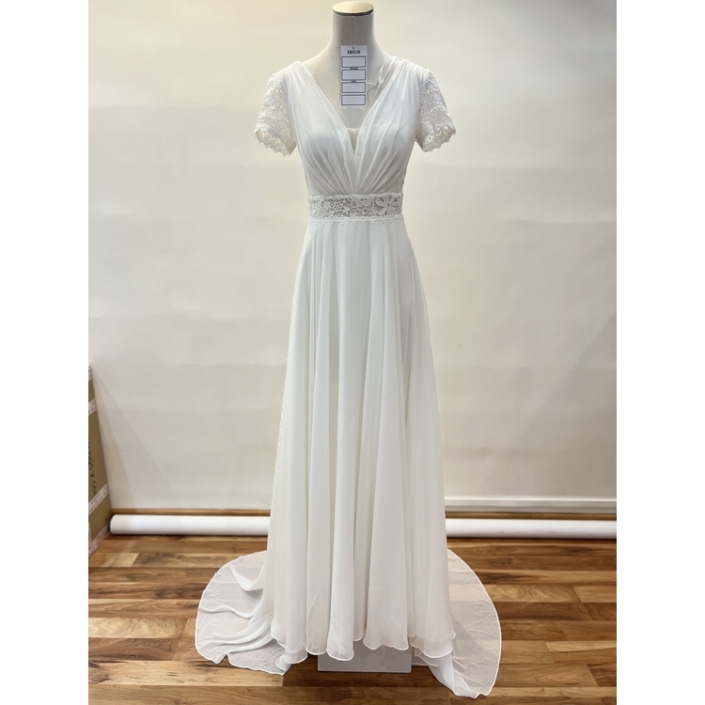 Robe de mariée «Mia» de chez Ellebeline Paris. Cette robe de mariée se compose d’un buste en dentelle crochet en semi-transparence et d’une jupe en mousseline. Style bohème chic. Cette robe de mariée est disponible dans votre boutique Rêve d'un Jour à Yvetot