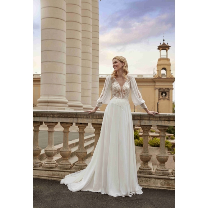 Robe de mariée «Sun» de chez Ellebeline Paris. Cette robe de mariée se compose d’un buste en dentelle en semi-transparence avec des manches amovibles et d’une jupe en mousseline. Style bohème chic. Cette robe de mariée est disponible dans votre boutique Rêve d'un Jour à Yvetot