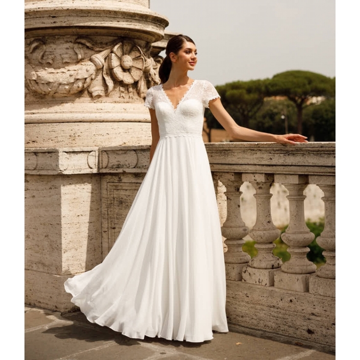 Robe de mariée «Olympia» de chez Ellebeline Paris. Cette robe de mariée se compose d’un buste en dentelle avec un dos papillon et d’une jupe en mousseline. Style bohème chic. Cette robe de mariée est disponible dans votre boutique Rêve d'un Jour à Yvetot