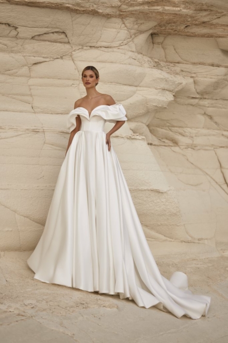 Robe de mariée «Célestina» de chez Sélestia Paris. Cette robe de mariée très couture est confectionnée en satin avec laçage dos. Style Empire chic. Cette robe de mariée est disponible dans votre boutique Rêve d'un Jour à Yvetot