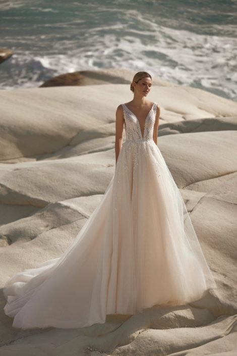 Robe de mariée «Gabriella» de chez Sélestia Paris. Cette robe de mariée très couture est confectionnée tulle paillette avec une dentelle fleurie. Style Empire chic. Cette robe de mariée est disponible dans votre boutique Rêve d'un Jour à Yvetot