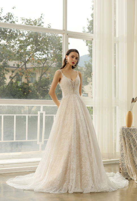 Robe de mariée «Brielle» de chez Herawhite Couture. Cette robe de mariée style trapèze est en dentelle et sequins sur le buste et en dentelle sur la jupe. Disponible en Ivoire et en nude. Cette robe de mariée est disponible dans votre boutique Rêve d'un Jour à Yvetot