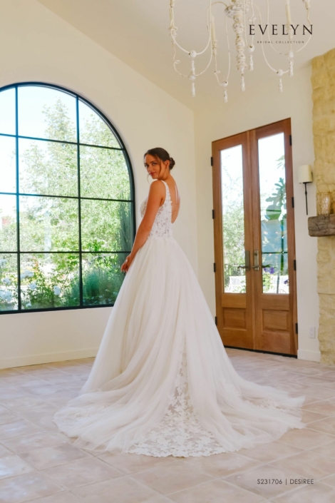 Robe de mariée «Désirée» de chez Evelyne Bridal. Cette robe de mariée est en dentelle sur le buste et en tulle avec chute de broderie sur la jupe. Disponible en Ivoire et en nude. Cette robe de mariée est disponible dans votre boutique Rêve d'un Jour à Yvetot