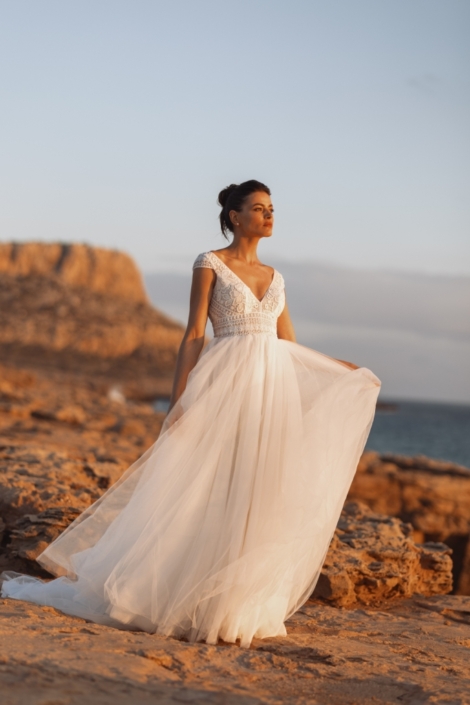 Robe de mariée «Emma» de chez Claudia Paris. Cette robe de mariée est confectionnée en dentelle crochet sur le buste et d’un tulle souple sur la jupe. Style Bohème Chic. Cette robe de mariée est disponible dans votre boutique Rêve d'un Jour à Yvetot