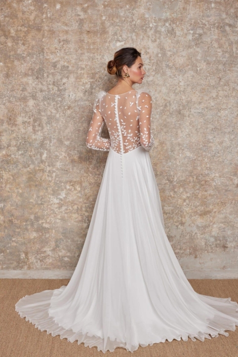 Robe de mariée «Nona» de chez Lambert Création. Cette robe de mariée en dentelle et crêpe et en création et fabrication 100% Français. Cette pépite est disponible dans votre boutique Rêve d'un Jour à Yvetot