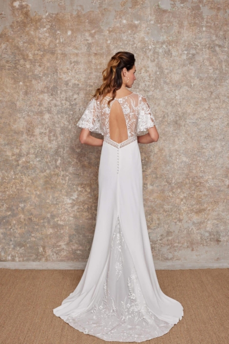 Robe de mariée «Agathe» de chez Lambert Création. Cette robe de mariée en dentelle et crêpe et en création et fabrication 100% Français. Cette pépite est disponible dans votre boutique Rêve d'un Jour à Yvetot