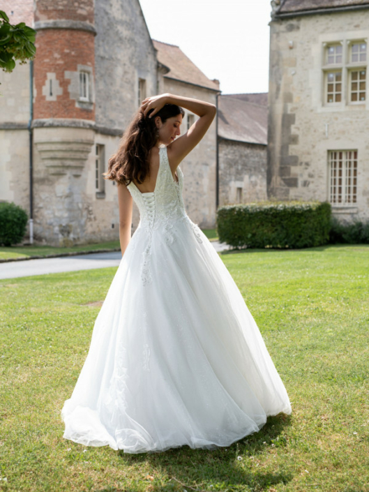 Robe de mariée «Zoé» de chez Framboise Paris. Cette robe de mariée est confectionnée en dentelle sur le buste et d’un tulle souple sur la jupe avec une fermeture en lacet. Style trapèze ou princesse selon le cerceau. Cette robe de mariée est disponible dans votre boutique Rêve d'un Jour à Yvetot