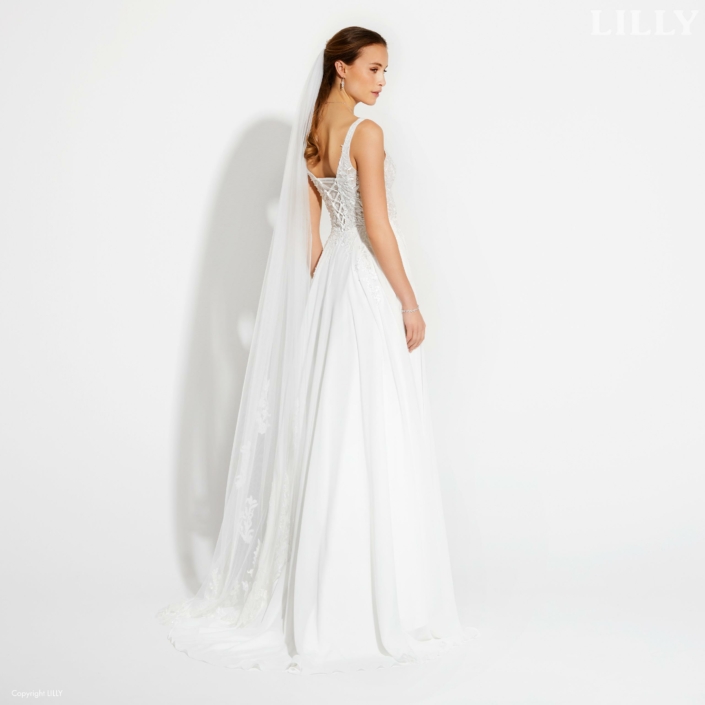 Robe de mariée «Clara» de chez Lilly. Cette robe de mariée se compose d’un buste en dentelle avec un dos en fermeture lacet et d’une jupe en mousseline. Style bohème chic. Cette robe de mariée est disponible dans votre boutique Rêve d'un Jour à Yvetot