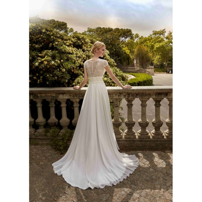 Robe de mariée «Livia» de chez Ellebeline Paris. Cette robe de mariée se compose d’un buste en dentelle avec un dos pleine en semi-transparence et d’une jupe en mousseline. Style bohème chic. Cette robe de mariée est disponible dans votre boutique Rêve d'un Jour à Yvetot