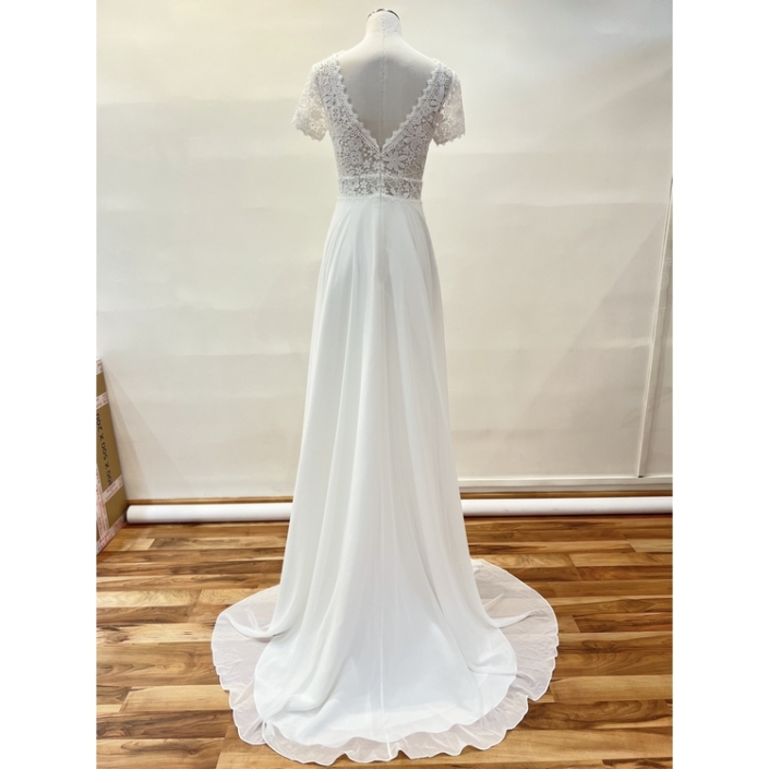 Robe de mariée «Mia» de chez Ellebeline Paris. Cette robe de mariée se compose d’un buste en dentelle crochet en semi-transparence et d’une jupe en mousseline. Style bohème chic. Cette robe de mariée est disponible dans votre boutique Rêve d'un Jour à Yvetot