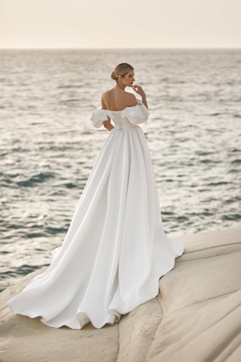 Robe de mariée «Célestina» de chez Sélestia Paris. Cette robe de mariée très couture est confectionnée en satin avec laçage dos. Style Empire chic. Cette robe de mariée est disponible dans votre boutique Rêve d'un Jour à Yvetot