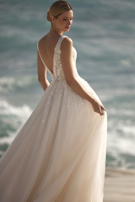 Robe de mariée «Gabriella» de chez Sélestia Paris. Cette robe de mariée très couture est confectionnée tulle paillette avec une dentelle fleurie. Style Empire chic. Cette robe de mariée est disponible dans votre boutique Rêve d'un Jour à Yvetot