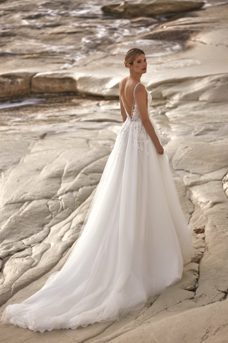 Robe de mariée «Caterina» de chez Sélestia Paris. Cette robe de mariée très couture est confectionnée tulle paillette avec une dentelle fleurie. Style Empire chic. Cette robe de mariée est disponible dans votre boutique Rêve d'un Jour à Yvetot