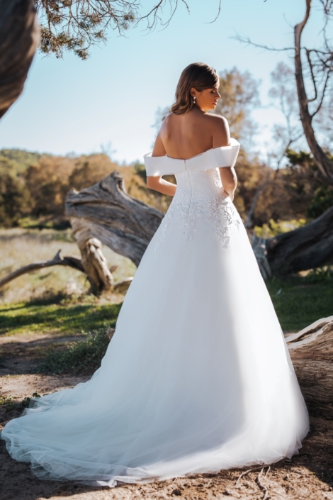 Robe de mariée «Kiera» de chez Sybelle Couture. Cette robe de mariée très couture est confectionnée tulle et en forme fourreau. Ces manches bateau lui donnent une allure très Chic. Cette robe de mariée est disponible dans votre boutique Rêve d'un Jour à Yvetot