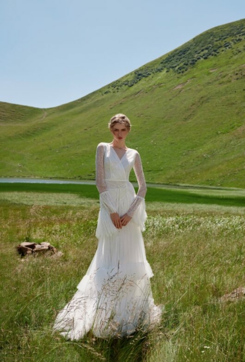 Robe de mariée «Béatrice» de chez Ariamo Boho. Cette robe de mariée est confectionnée toute en dentelle. Elle se transforme en robe courte pour la soirée dansante. Style bohème. Cette robe de mariée est disponible dans votre boutique Rêve d'un Jour à Yvetot