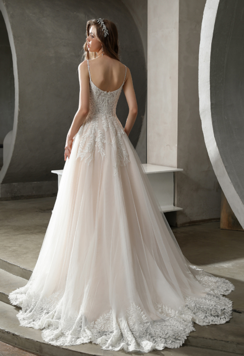 Robe de mariée «Pégase» de chez Herawhite Couture. Cette robe de mariée style trapèze est en dentelle sur le buste et en tulle souple sur la jupe avec une magnifique traine brodée. Disponible en Ivoire et en nude. Cette robe de mariée est disponible dans votre boutique Rêve d'un Jour à Yvetot