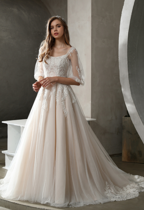 Robe de mariée «Pégase» de chez Herawhite Couture. Cette robe de mariée style trapèze est en dentelle sur le buste et en tulle souple sur la jupe avec une magnifique traine brodée. Disponible en Ivoire et en nude. Cette robe de mariée est disponible dans votre boutique Rêve d'un Jour à Yvetot