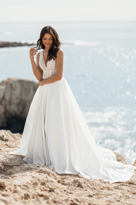 Robe de mariée «Rym» de chez Claudia Paris. Cette robe de mariée est confectionnée en dentelle crochet sur le buste et d’un tulle souple sur la jupe. Style Bohème Chic. Cette robe de mariée est disponible dans votre boutique Rêve d'un Jour à Yvetot