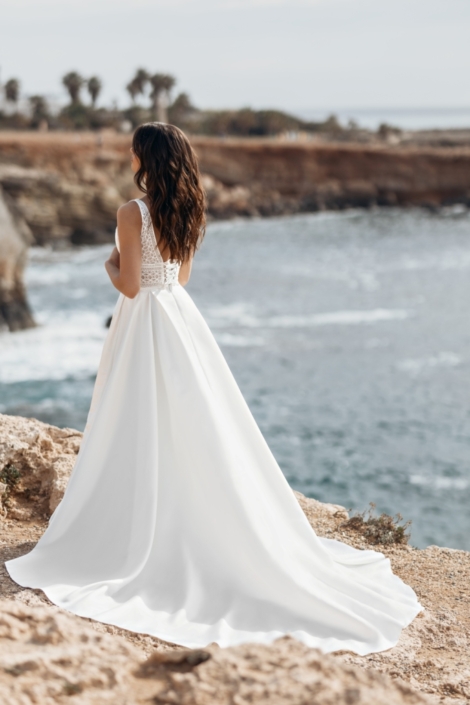 Robe de mariée «Rym» de chez Claudia Paris. Cette robe de mariée est confectionnée en dentelle crochet sur le buste et d’un tulle souple sur la jupe. Style Bohème Chic. Cette robe de mariée est disponible dans votre boutique Rêve d'un Jour à Yvetot