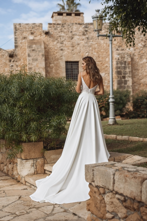 Robe de mariée "Evelina" de chez Sybelle Couture. Cette robe de mariée est en dentelle sur le buste et en crêpe sur la jupe. Elle peut se porter en une ou deux pièces. Cette robe de mariée est disponible dans votre boutique Rêve d'un Jour à Yvetôt