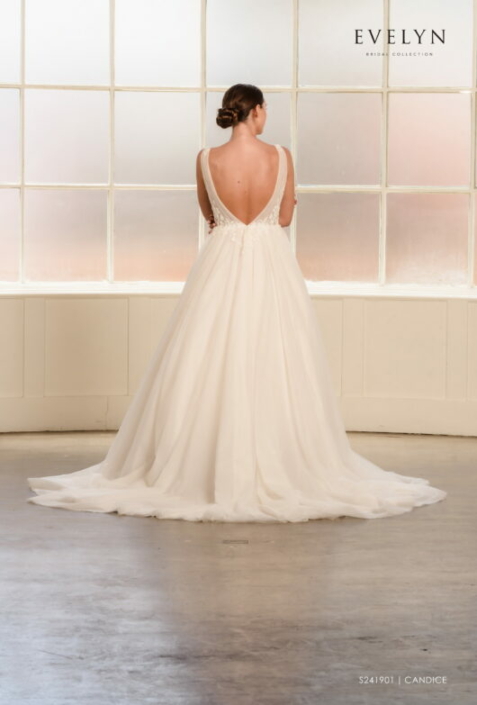 Robe de mariée «Candice» de chez Evelyne Bridal. Cette robe de mariée est en dentelle et tulle plissé sur le buste et en tulle sur la jupe. Disponible en Ivoire et en nude. Cette robe de mariée est disponible dans votre boutique Rêve d'un Jour à Yvetôt