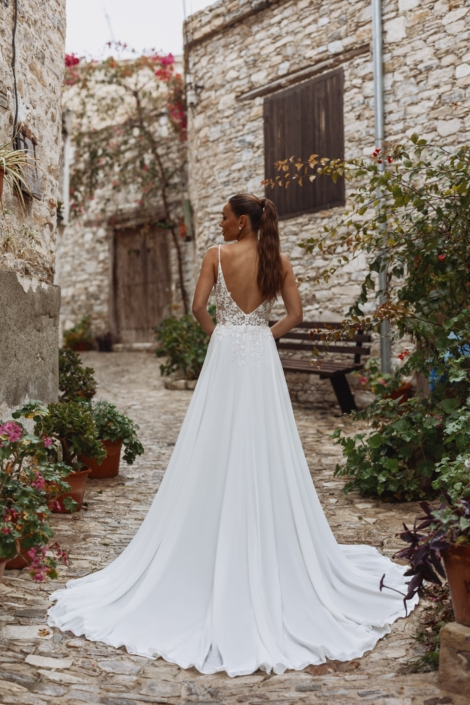 Robe de mariée "Pia" de chez Sybelle Couture. Cette robe de mariée est en dentelle sur le buste et en mousseline sur la jupe. Style Empire Chic. Cette robe de mariée est disponible dans votre boutique Rêve d'un Jour à Yvetôt