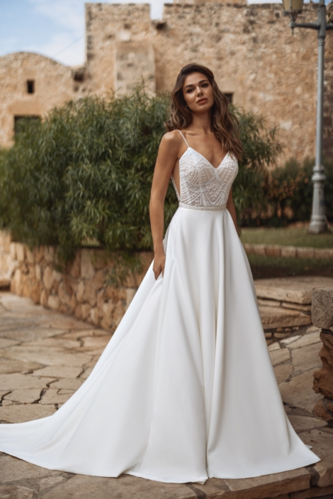 Robe de mariée "Evelina" de chez Sybelle Couture. Cette robe de mariée est en dentelle sur le buste et en crêpe sur la jupe. Elle peut se porter en une ou deux pièces. Cette robe de mariée est disponible dans votre boutique Rêve d'un Jour à Yvetôt