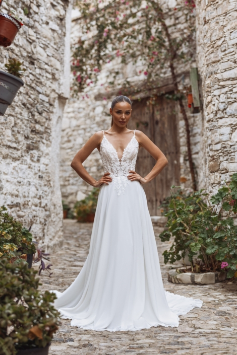 Robe de mariée "Pia" de chez Sybelle Couture. Cette robe de mariée est en dentelle sur le buste et en mousseline sur la jupe. Style Empire Chic; Cette robe de mariée est disponible dans votre boutique Rêve d'un Jour à Yvetôt