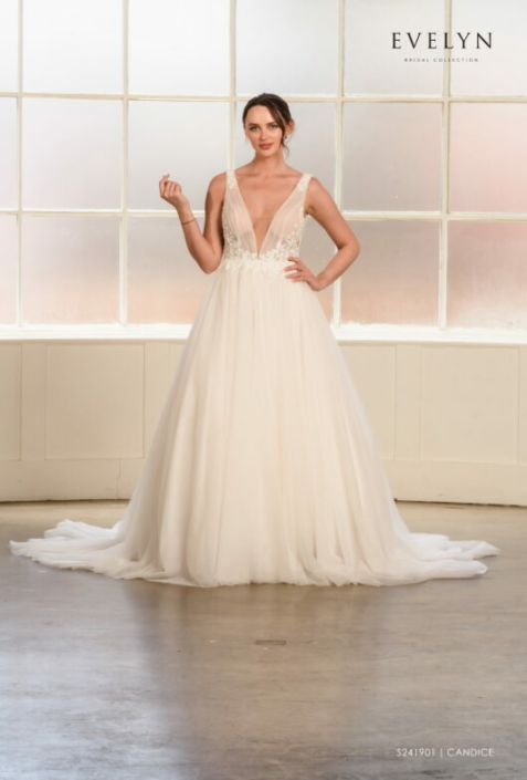 Robe de mariée «Candice» de chez Evelyne Bridal. Cette robe de mariée est en dentelle et tulle plissé sur le buste et en tulle sur la jupe. Disponible en Ivoire et en nude. Cette robe de mariée est disponible dans votre boutique Rêve d'un Jour à Yvetôt