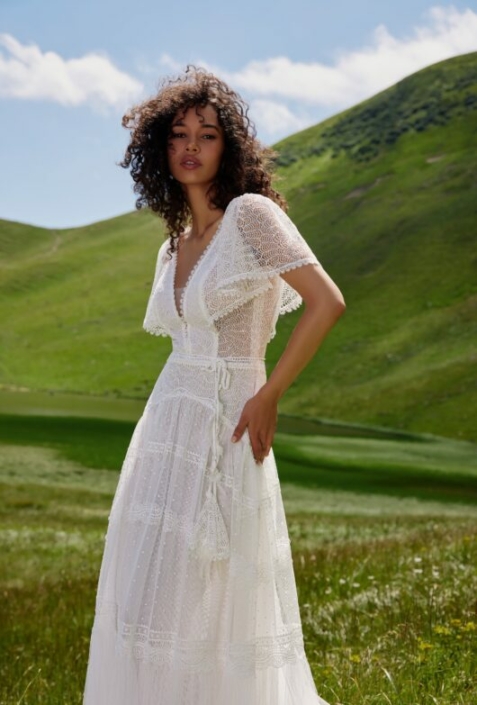 Robe de mariée «Lucinda» de chez Ariamo Boho. Cette robe de mariée est confectionnée toute en dentelle. Style bohème. Cette robe de mariée est disponible dans votre boutique Rêve d'un Jour à Yvetot