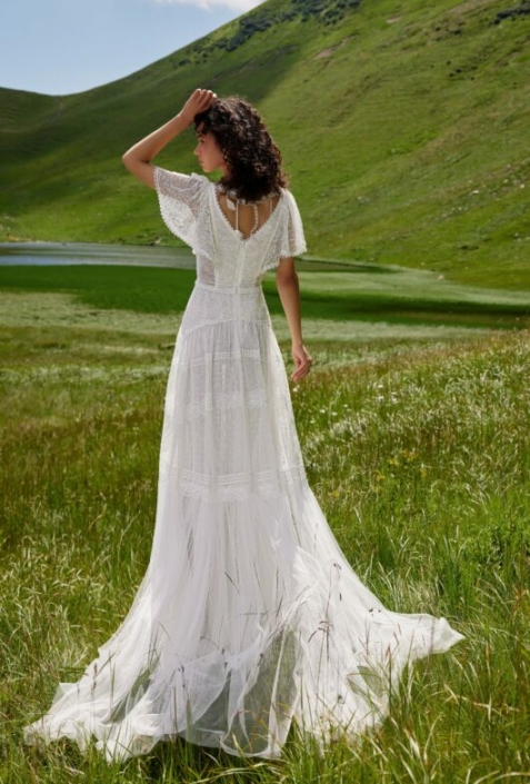 Robe de mariée «Lucinda» de chez Ariamo Boho. Cette robe de mariée est confectionnée toute en dentelle. Style bohème. Cette robe de mariée est disponible dans votre boutique Rêve d'un Jour à Yvetot