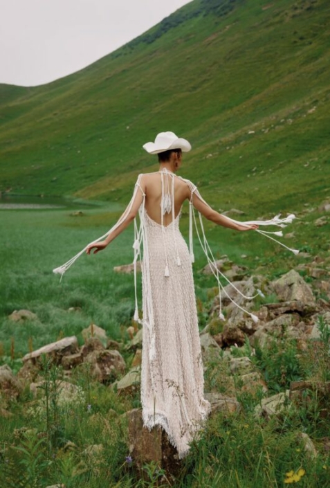 Robe de mariée «Montaigne» de chez Ariamo Boho. Cette robe de mariée est confectionnée toute en dentelle. Style bohème. Cette robe de mariée est disponible dans votre boutique Rêve d'un Jour à Yvetot