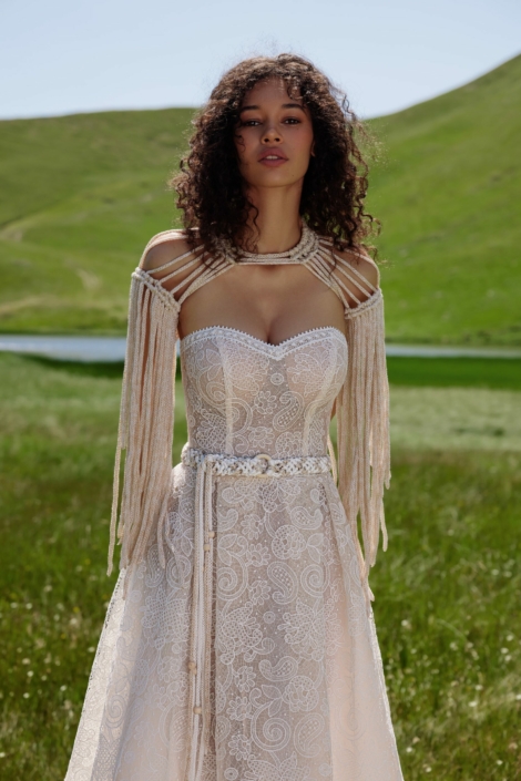 Robe de mariée «Sfumato» de chez Ariamo Boho. Cette robe de mariée est confectionnée toute en dentelle. Style bohème. Cette robe de mariée est disponible dans votre boutique Rêve d'un Jour à Yvetot